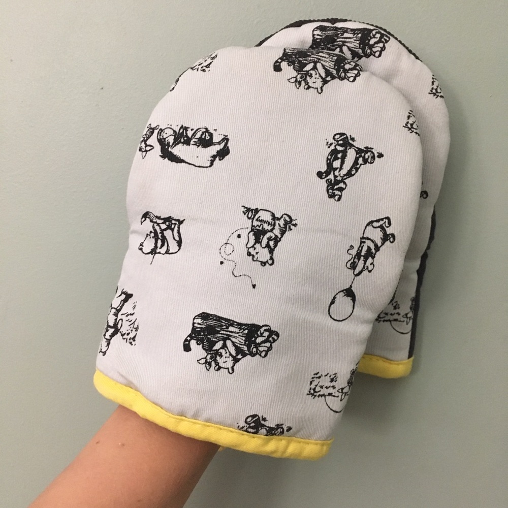 DISNEY Winnie the Pooh mini oven mitts